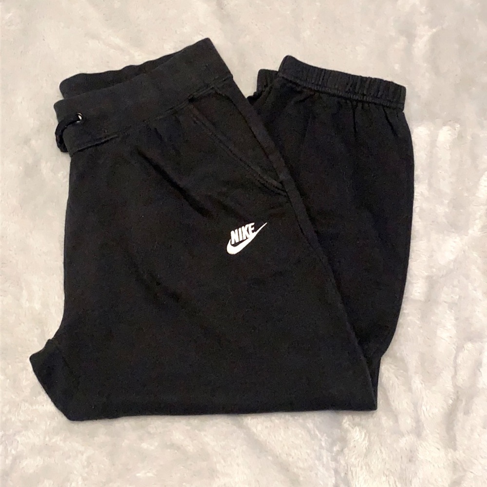Women’s Nike capri sweats, in like new condition. Black w pockets, size S.